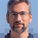 Pixeliges Porträtfoto von Martin Kulawik vor blauem Himmel