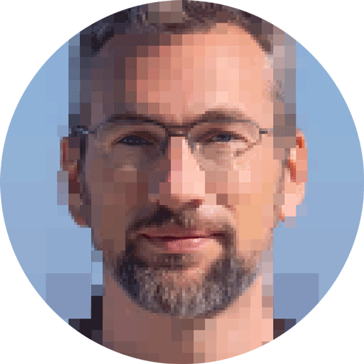 Pixeliges Porträtfoto von Martin Kulawik vor blauem Himmel