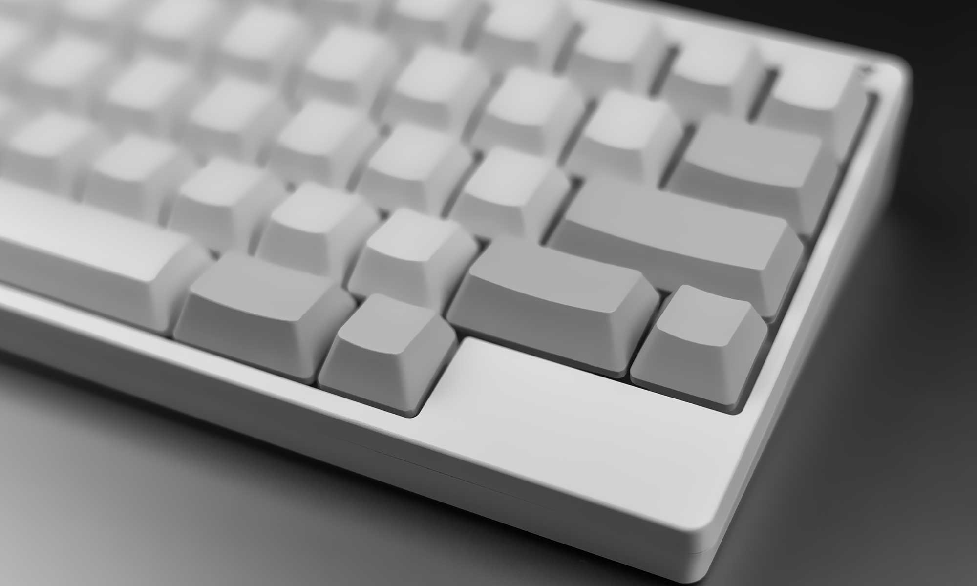 Nahaufnahme einer weißen mechanischen Tastatur mit grauen Keycaps; Leertaste im Vordergrund, Hintergrund unscharf.