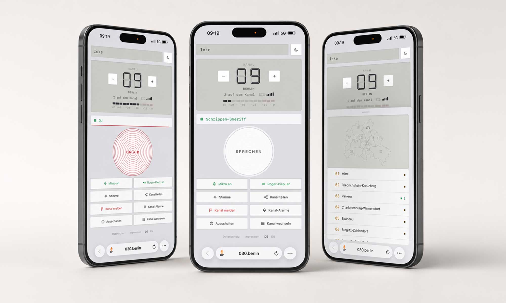 Drei Smartphones zeigen den kostenlosen Berliner Voice-Chat 030.berlin mit Sprechtaste, Live-Kanal und Berliner Bezirkskanälen.